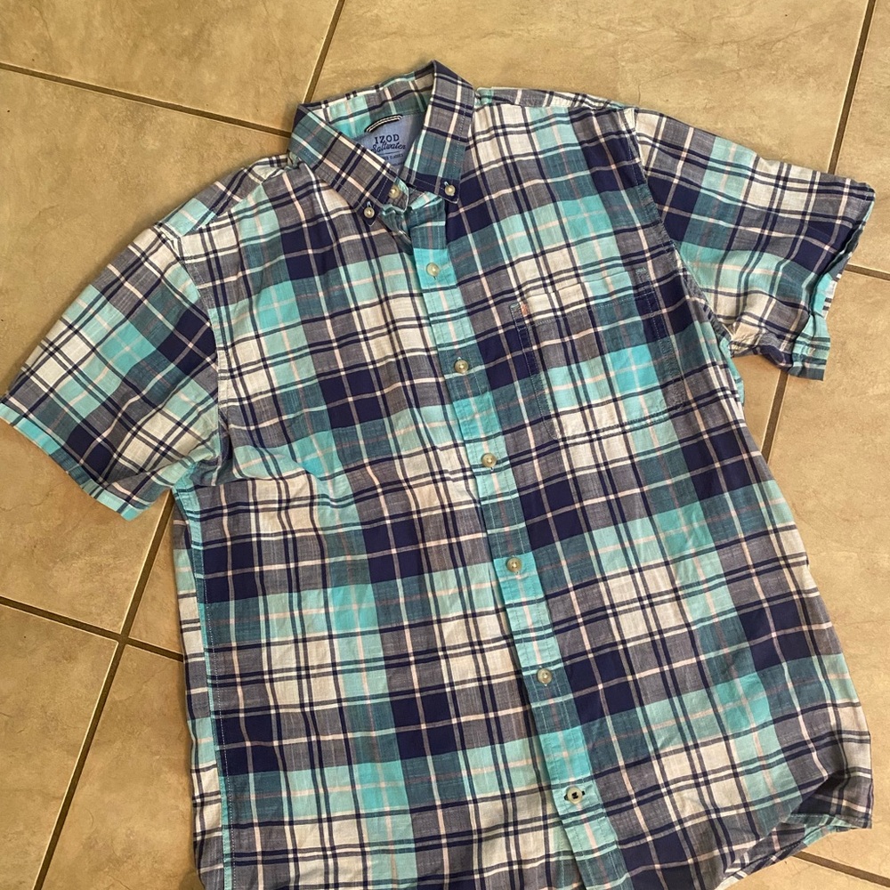 Men’s Izod Plaid Short Sleeved Shirt Size Medium